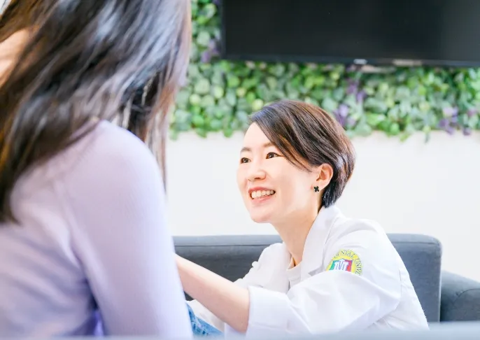 優しい笑顔の女性歯科医師が担当